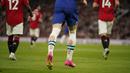 Pemain Chelsea, Connor Gallagher (tengah), menyobek kaos kaki yang dipakainya dalam laga tunda pekan ke-32 Liga Inggris 2022/2023 melawan Manchester United yang berlangsung di Old Trafford, Jumat (26/5/2023). (AP Photo/Dave Thompson)
