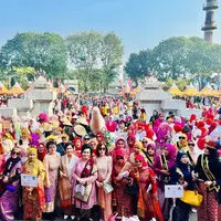 Ribuan perempuan berkebaya memadati kawasan Car Free Day (CFD) Palembang, Sumatra Selatan, 19 Juli 2026, untuk memperingati Hari Kebaya Nasional 2026. (dok. KOWANI)