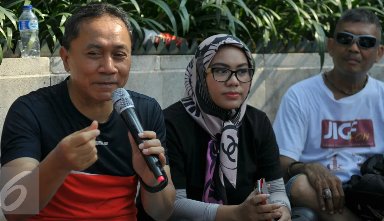 Ketua MPR RI saat ngobrol bareng Melek Indonesia dan 18 komunitas se-Jabodetabek di acara CFD, Jakarta, Minggu (3/4/2016). Melek Indonesia undang Zulkifli Hasan dan 18 komunitas untuk mencintai  olahraga. (Liputan6.com/Yoppy Renato)