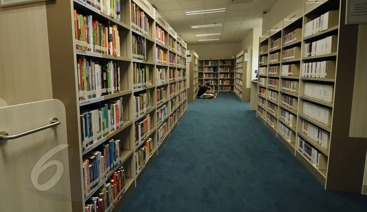 Untuk menambah wawasan tentang dunia olahraga, sebuah perpustakaan ‘Sport Library’ disediakan di areal National Stadium Singapura. Tampak, suasana Sport Library Singapura pada Senin (1/6/2015). (Liputan6.com/Helmi Fithriansyah)
