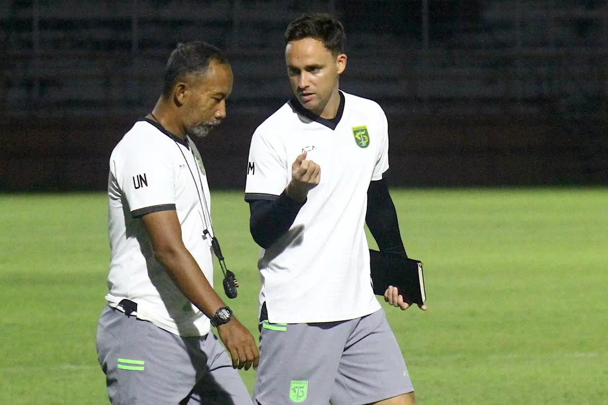 Pelatih kepala Persebaya Surabaya, Paul Munster (kanan)