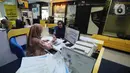 Petugas melayani wajib pajak di salah satu kantor pelayanan pajak Pratama di Jakarta, Kamis (30/5/2024). (Liputan6.com/Angga Yuniar)