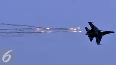 Tim aerobatik TNI AU The Jupiters melakukan manuver udara Cross Over Break saat Peringatan HUT TNI AU ke-70 di Lanud Halim Perdanakusuma, Jakarta,( 4/9). Sebanyak 60 pesawat unjuk kebolehan saat HUT ke-70 TNI AU. (Liputan6.com/Johan Tallo)