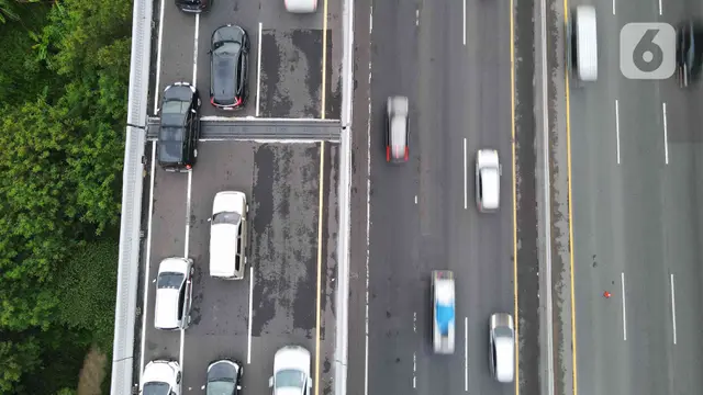 Pantauan Udara Tol Jakarta Cikampek di H-2 Lebaran 2023