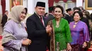 Ketua KPK periode 2019-2023 Firli Bahuri (tengah) bersalaman dengan Ketua Pansel KPK Yenti Ganarsih usai pelantikan di Istana Negara, Jakarta, Jumat (20/12/2019). Upacara pelantikan lima pimpinan KPK periode 2019-2023 dipimpin langsung Presiden Joko Widodo. (Foto: Biro Pers Setpres)