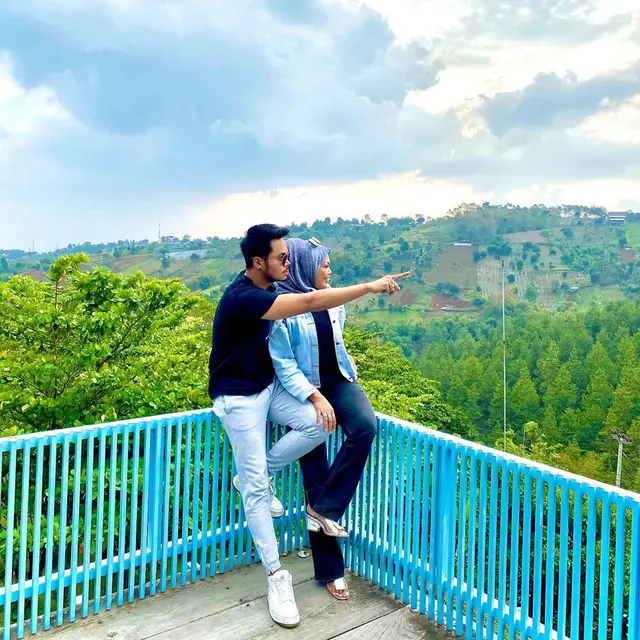 7 Potret Kemesraan Elly Sugigi dengan Aher yang Kabarnya Sedang Honeymoon