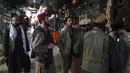 Pasukan Taliban berbelanja di Pasar Bush, Kabul, Afghanistan, Kamis (9/9/2021). Taliban menguasai Afghanistan setelah pasukan Amerika Serikat angkat kaki. (AAMIR QURESHI/AFP)