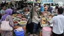 Keramaian warga saat berburu makanan dan minuman untuk berbuka puasa atau takjil di kawasan Bendungan Hilir, Jakarta, Kamis (17/5). Selain warga, kawasan ini juga ramai dikunjungi pekerja kantoran yang ingin mencari takjil. (Merdeka.com/Iqbal Nugroho)