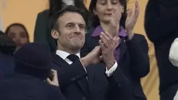 Presiden Prancis Emmanuel Macron bertepuk tangan pada awal pertandingan semifinal Piala Dunia 2022 antara Prancis dan Maroko di Stadion Al Bayt di Al Khor, Qatar, Kamis (15/12/2022). Prancis berhasil melaju ke babak final setelah mengalahkan Maroko 2-0. (AP Photo/Christophe Ena)