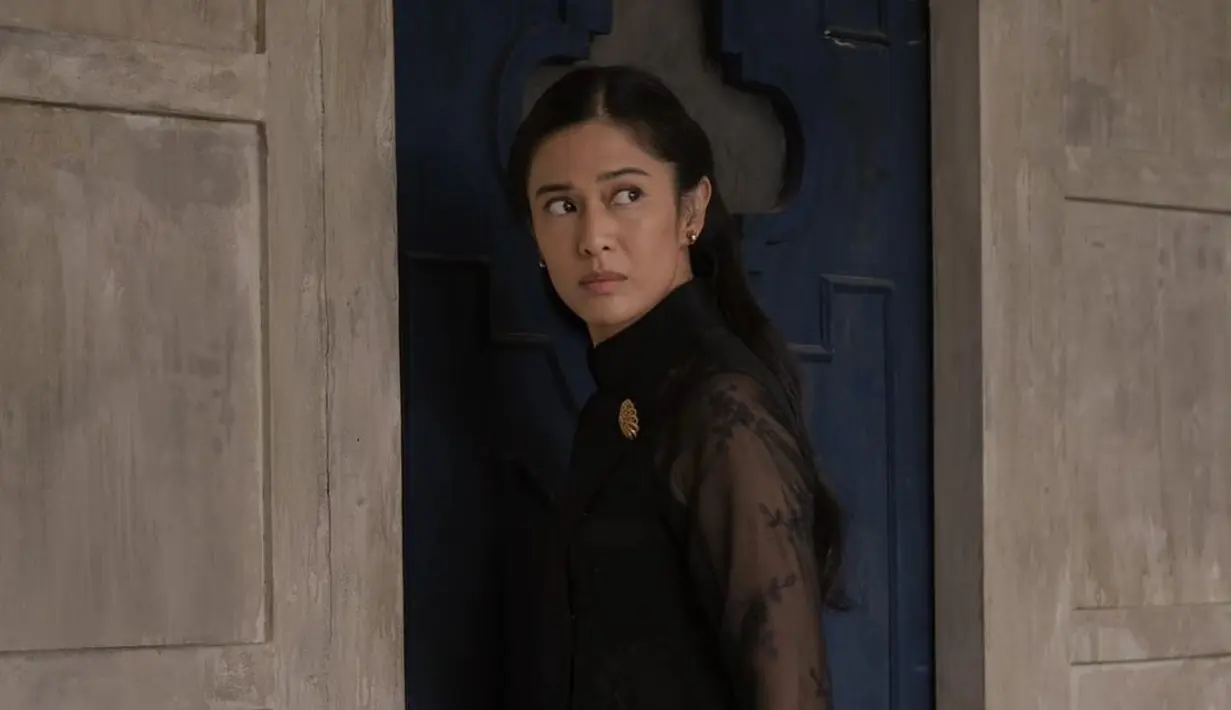 Sedangkan di sini, detail kebaya yang dikenakan Dian Sastro memiliki aksen semi transparan di bagian lengan. [Foto: Instagram/hagaipakan]