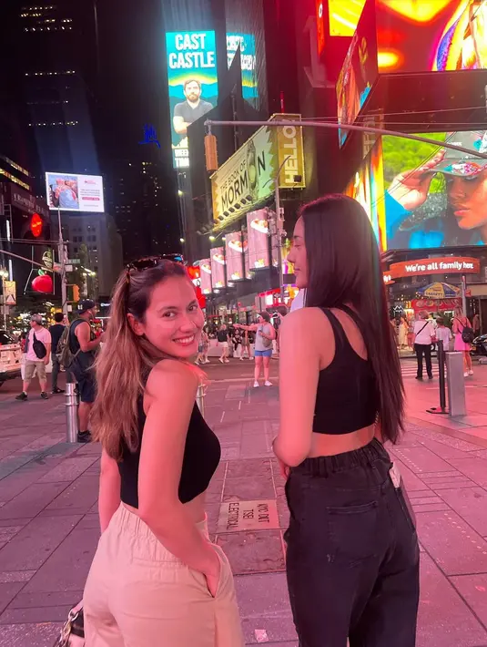 Anya Geraldine dan Pevita Pearce saat berada di Times Square, New York, pada malam hari. (Foto: Instagram/ @pevpearce).
