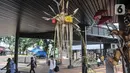 Penumpang Commuter Line atau KRL melintasi patung Ogoh-Ogoh yang dipajang di Stasiun Tebet, Jakarta Selatan, Selasa (1/3/2022). Patung Ogoh-Ogoh tersebut dipajang dalam rangka menyambut Hari Raya Nyepi Tahun Baru Saka 1944 yang jatuh pada 3 Maret mendatang. (merdeka.com/Iqbal S. Nugroho)