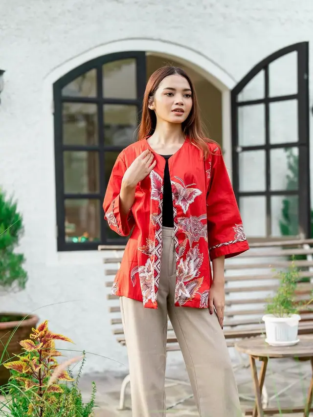 Model Celana yang Cocok untuk Baju Batik Wanita di Tahun 2024