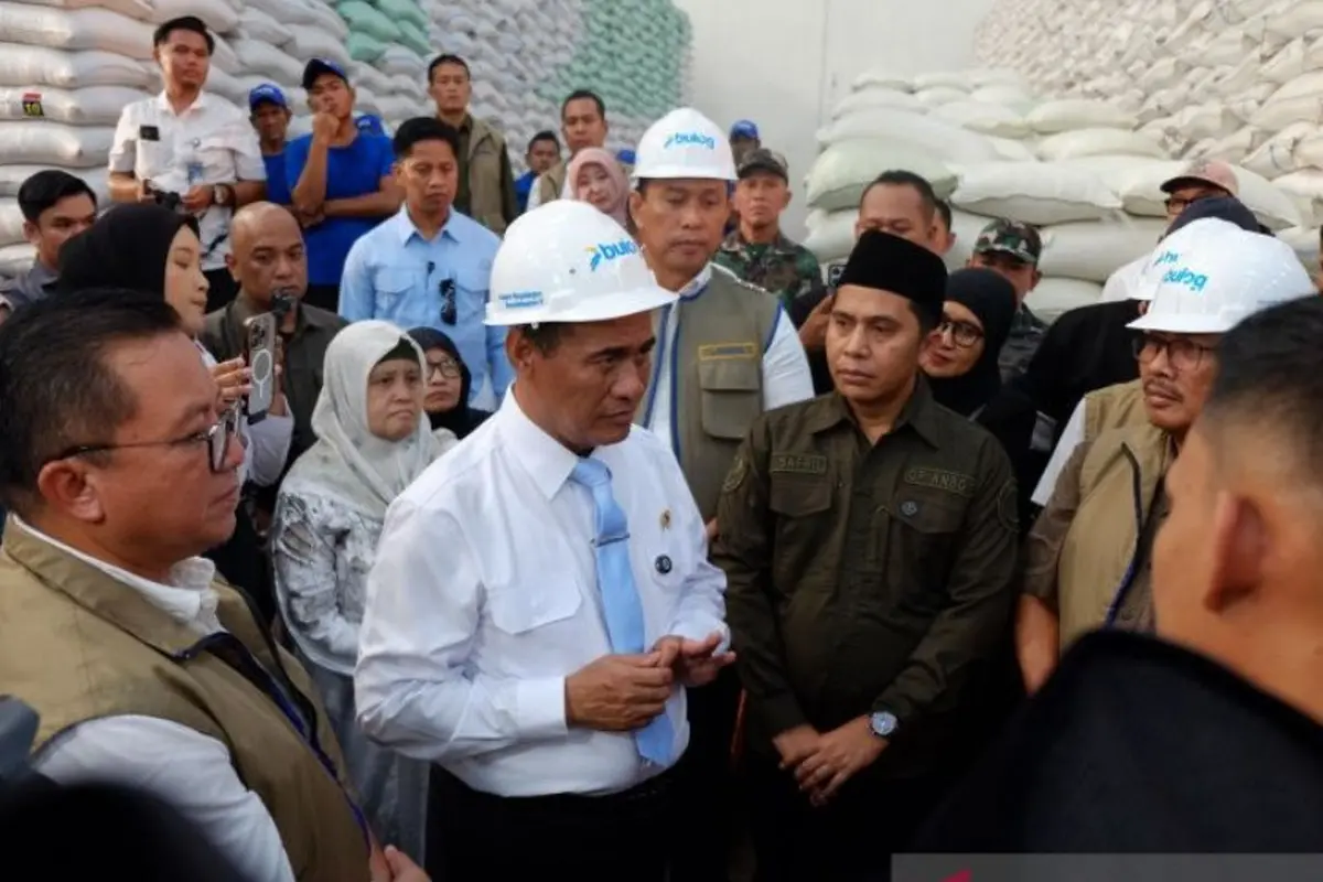 Mentan Andi Amran Sulaiman saat berdiskusi dengan mahasiswa dalam kunjungannya ke Gudang Bulog Banjar Kemantren di Sidoarjo, Jawa Timur, Minggu (19/4/2026).