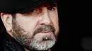 Mantan pesepak bola asal Prancis, Eric Cantona, mengadiri pemutaran perdana film "Mad Kings" di Roma, Italia, Senin (19/10/2015). (AFP/Tiziana Fabi)