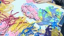 Pada ruangan selanjutnya terdapat aktivitas yang tak kalah seru. Kita diminta untuk membuat gantungan tas yang terbuat dari kertas berbentuk kuda, yang identik dengan lambang dari Hermès.   [ Foto : Fimela.com ]