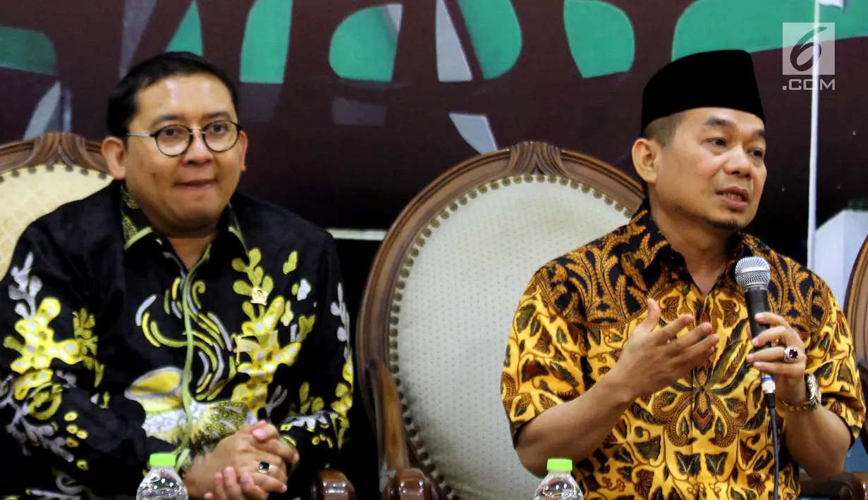 Wakil Ketua DPR dari Fraksi Gerindra Fadli Zon dan Ketua Fraksi PKS DPR Jazuli Juwaini saat konferensi pers daftar pengusul Pansus Hak Angket Tenaga Kerja Asing di Gedung Nusantara III, Kompleks Parlemen, Jakarta, Senin (30/4). (Liputan6.com/Johan Tallo)