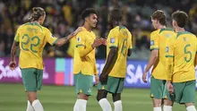 Skuad Timnas Australia merayakan kemenangannya atas China di Adelaide Oval, Kamis (10/10/2024). (c) AP Photo/James Elsby