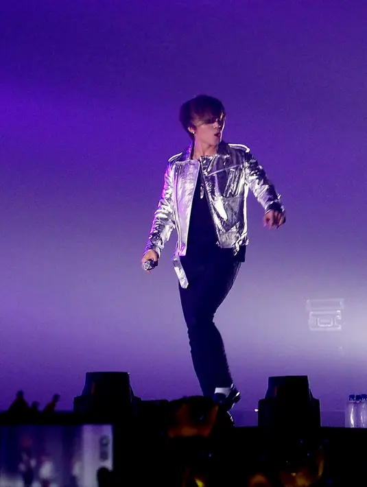 Penampilan Daesung dalam konser BigBang : MADE Series in Jakarta. BigBang sendiri memang dikenal sebagai boyband yang punya daya ledak tinggi. (Wimbarsana/Bintang.com)