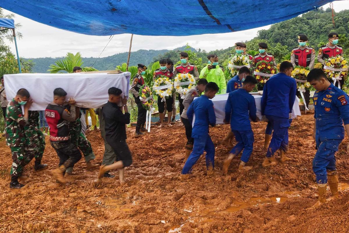 FOTO: 24 Korban Banjir Bandang yang Tak Teridentifikasi Dimakamkan Secara Massal di Padang
