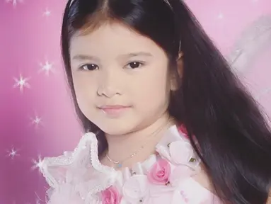 Begini potret masa kecil kekasih Alshad Ahmad yang berhasil bikin pangling. Saat masih kecil, ia terlihat menggemaskan dengan pipi tembembnya. Tiara Andini terlihat begitu imut dengan pipi tembem dan rambut panjangnya. (Liputan6.com/IG/@tiaraandini)