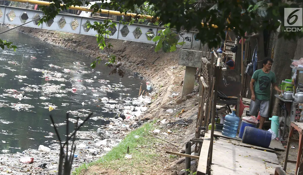 Warga berjualan di samping Kali Krukut yang dipenuhi sampah di kawasan Karet, Jakarta, Rabu (19/9). Kurangnya perhatian pihak terkait menyebabkan Kali Krukut dipenuhi sampah. (Liputan6.com/Immanuel Antonius)