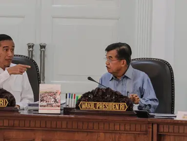 Presiden Jokowi dan Wapres Jusuf Kalla saat menghadiri sidang kabinet paripurna, Jakarta, Senin (6/7/2015). Sidang tersebut membahas Draft Nota Keuangan dan Postur RAPBN 2016 dan Persiapan Lebaran 2015. (Liputan6.com/Faizal Fanani)