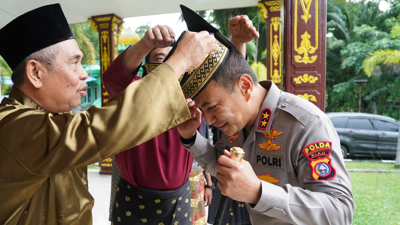 Silaturahmi ke Lembaga Adat, Kapolda Riau Dipasangkan Tanjak Khas Melayu