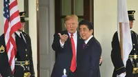 PM Jepang Shinzo Abe jelang konferensi pers bersama Presiden AS Donald Trump di Gedung Putih (7/6) (AFP PHOTO)