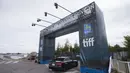 Sebuah mobil memasuki lokasi drive-in dalam ajang Toronto International Film Festival (TIFF) 2020 di Toronto, Kanada, 10 September 2020. TIFF 2020 akan menyajikan 50 film feature baru, lima program film pendek, serta bincang-bincang interaktif. (Xinhua/Zou Zheng)