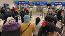 Sejumlah Warga Negara Indonesia (WNI) yang akan dievakuasi tiba di Bandara Internasional Tianhe, Wuhan, Hubei, China, Sabtu, (1/2/2020). Sebanyak 245 WNI di Wuhan, China, direncanakan tiba di Bandara Hang Nadim, Batam, pagi ini, Minggu (2/2/2020). (foto:Duta Besar RI di Beijing)