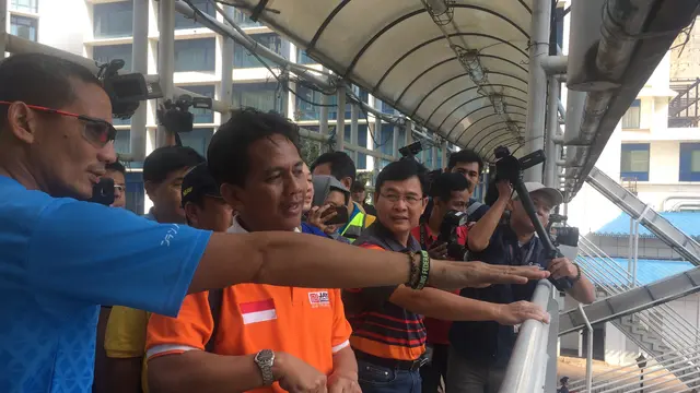 Wakil Gubernur DKI Sandiaga Uno memantau pelaksanaan pengerjaan trotoar jelang Asian Games (Liputan6.com/M Radityo)