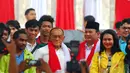 Abu Rizal Bakrie dan Prabowo memakai selendang berwarna merah putih saat deklarasi dukungan dari Aliansi Rakyat Bersatu (ARB) dan Merah Putih Sejati (MPS) di Tugu Proklamasi Jakarta, Selasa (10/6/2014) (Liputan6.com/Miftahul Hayat)