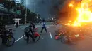 Massa membakar sepeda di halte Transjakarta, Jalan MH. Thamrin, Jakarta, Kamis (8/10/2020). Aksi anarkis massa dilakukan setelah bentrok dengan petugas kepolisian di kawasan Patung Kuda, Jakarta.(merdeka.com/Arie Basuki)