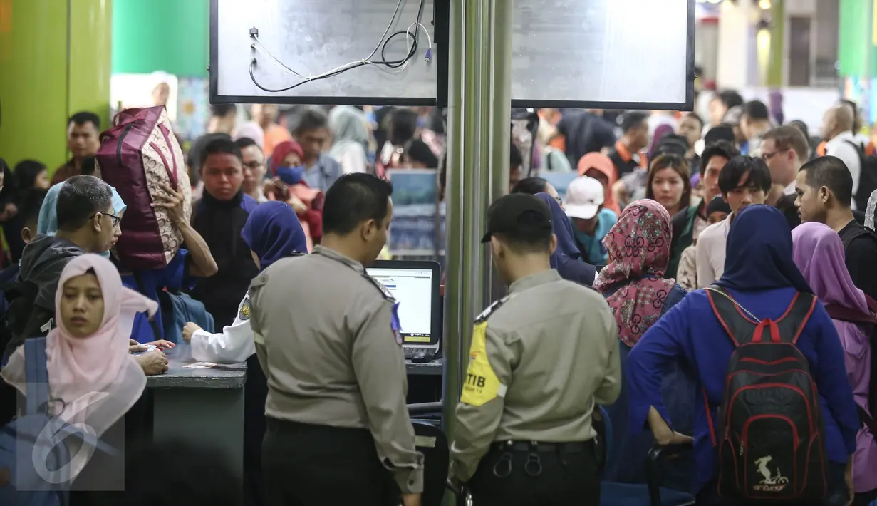 Kepadatan sejumlah calon pemudik saat antre memasuki area Stasiun Gambir, Jakarta, Selasa (28/6). Memasuki H-8 Idul Fitri, warga mengaku sengaja mudik Lebaran lebih awal guna memanfaatkan libur panjang sekolah. (Liputan6.com/Faizal Fanani)