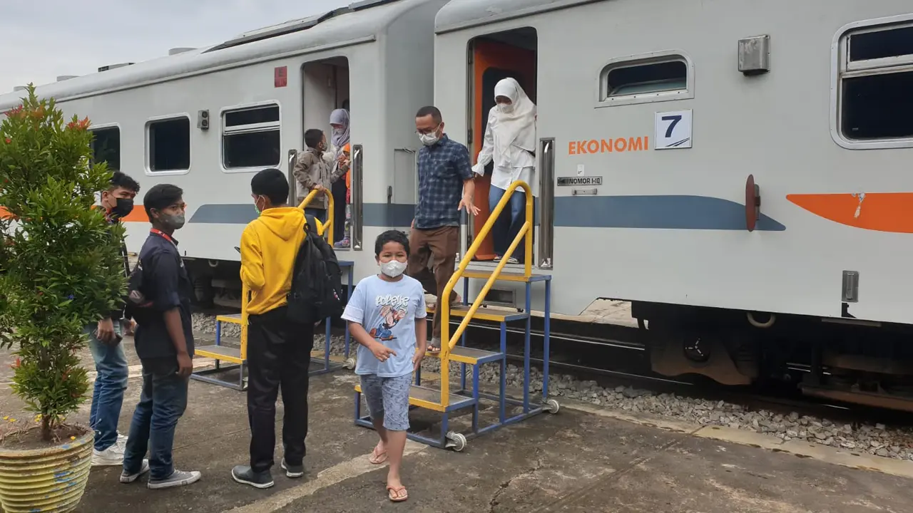 Beberapa warga tengah menuruni tangga kereta setelah sampai di Stasiun Cibatu dalam uji coba perdana jalur reaktivasi Stasiun Garut Kota-Cibatu, Kamis lalu.
