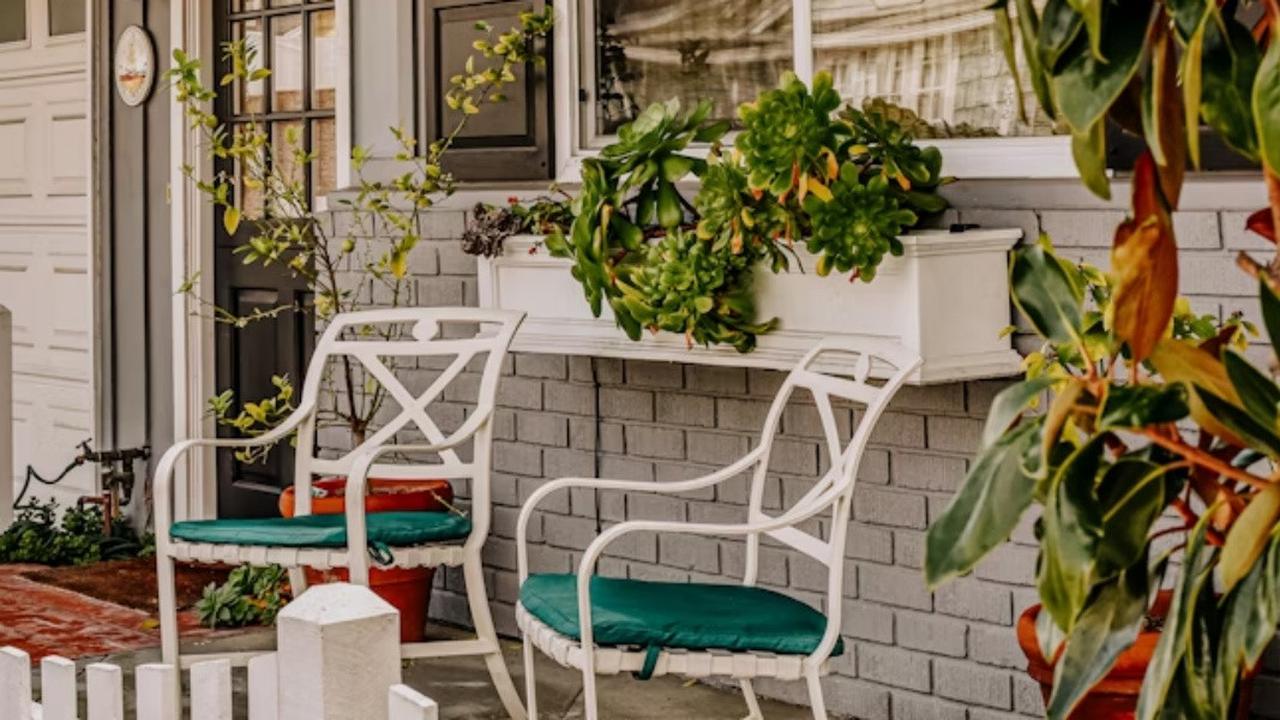 8 Inspirasi Teras Rumah Kecil agar Tampak Lebih Luas dan Cantik, Desainnya Super Estetik