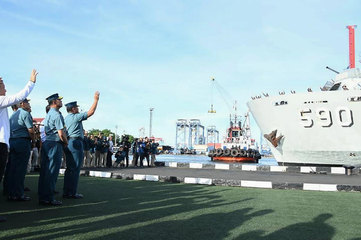 FOTO: Mentan dan Kasal Lepas Bantuan Banjir Tahap III ke Aceh Sumut dan Sumbar