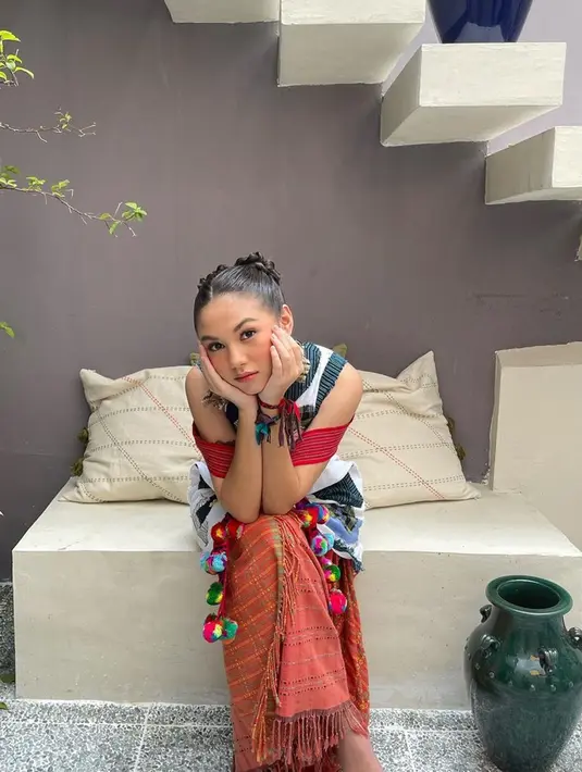 Gaya OOTD kali ini Saskia Chadwick tampil cerah dengan busana colorful. Pesinetron itu tampak menawan mengenakan kain berwarna terakota yang dipadukan dengan atasan berwarna biru.(Liputan6.com/IG/@saskiachadwick_)