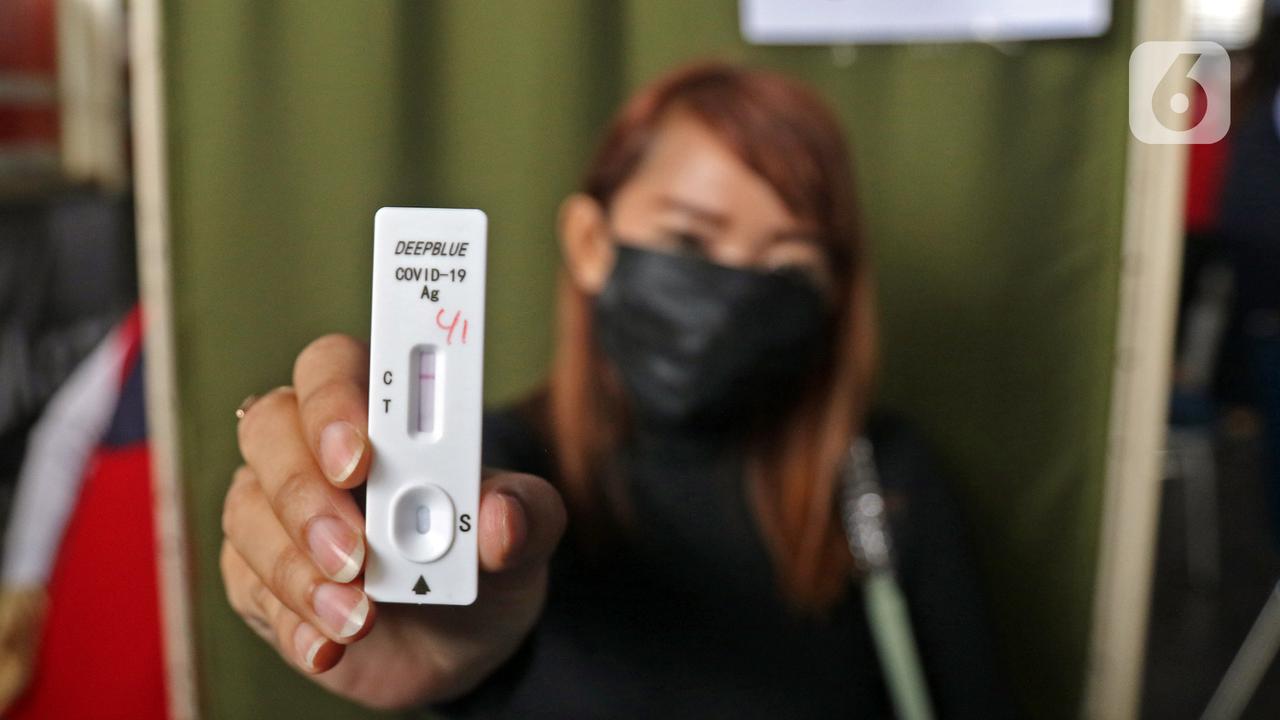 FOTO: Tes Antigen Penumpang KRL di Stasiun Manggarai