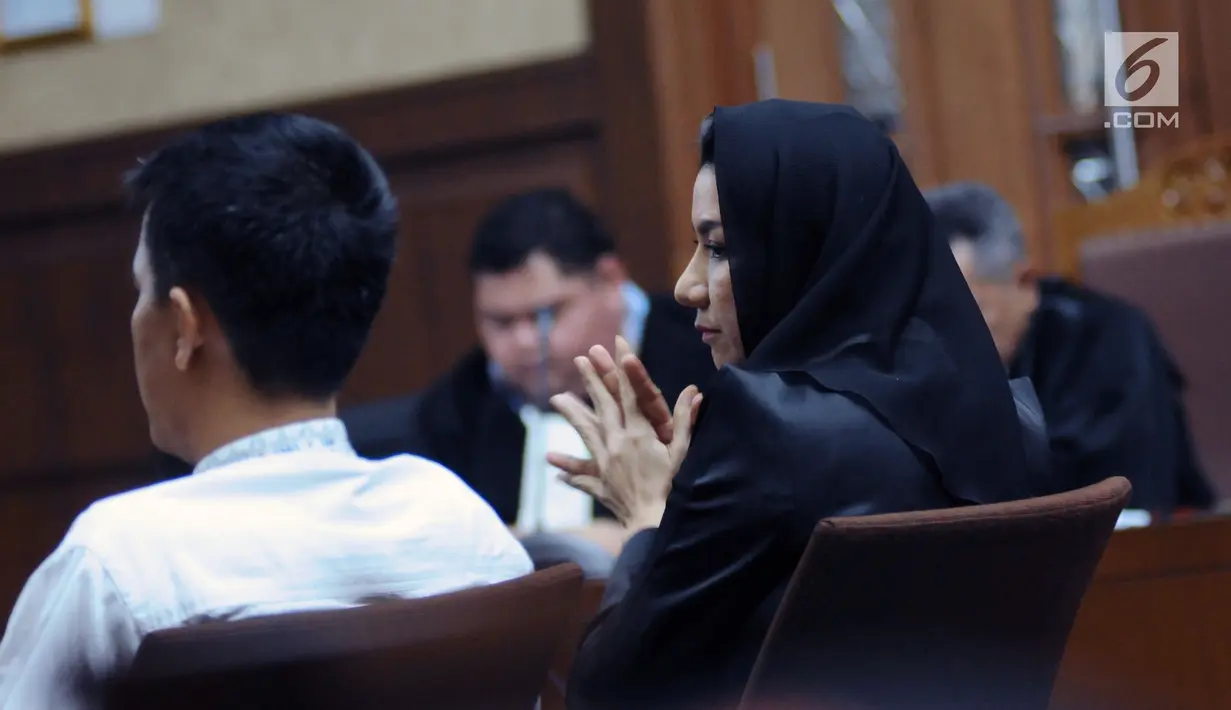 Bupati nonaktif Kutai Kartanegara, Rita Widyasari (kiri) saat mengikuti sidang perdana di Pengadilan Tipikor, Jakarta, Rabu (21/2). Rita didakwa dalam dugaan suap pemberian izin lokasi perkebunan kelapa sawit. (Liputan6.com/Helmi Fithriansyah)
