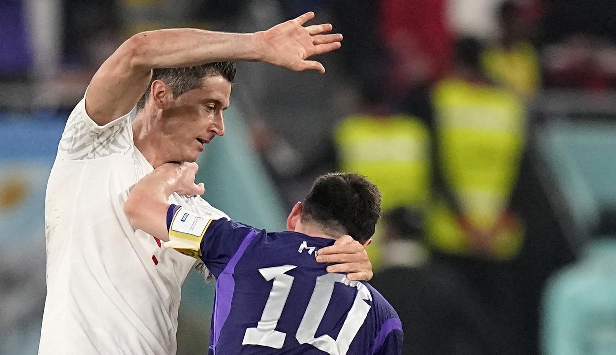 Bahkan akibat ketatnya penjagaan Robert Lewandowski terhadap Lionel Messi yang akhirnya berujung pelanggaran, La Pulga sempat menolak jabatan permintaan maaf kapten Timnas Polandia tersebut. (AP/Ariel Schalit)