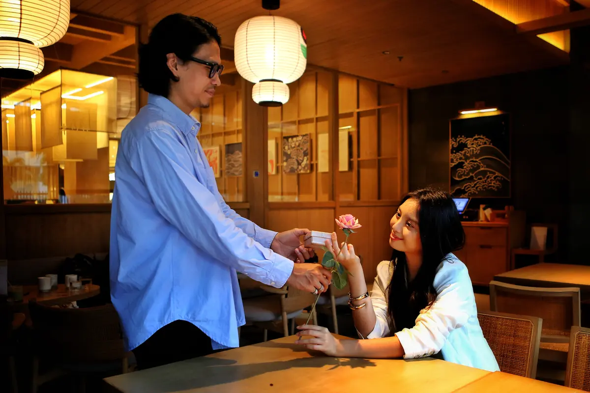 couple januari memberi bunga