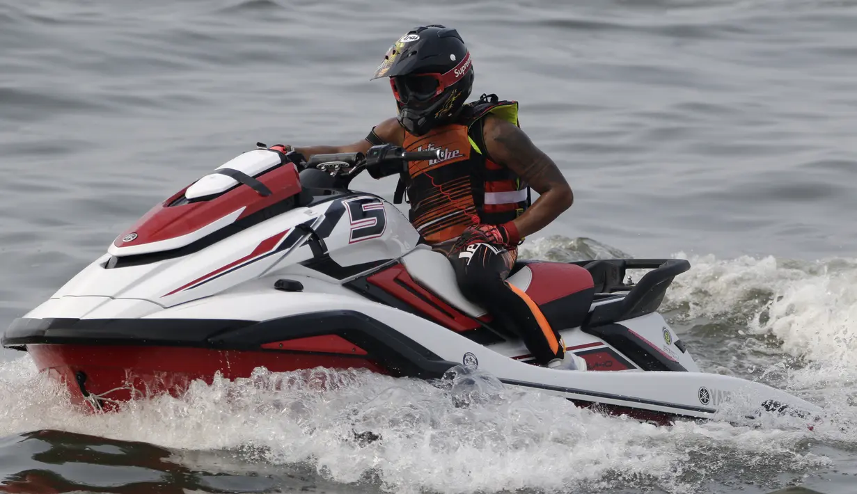 Atlet jetski Indonesia, Aqsa Aswar, usai bertanding pada nomor Pro F1 Open Jetracer Wolrd Championship di Jetski Academi Ancol, Jakarta, Jumat (29/3).  Jetracer Wolrd Championship akan berlangsung hingga Minggu (31/3). (Bola.com/Vitalis Yogi Trisna)