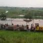 Jalur kereta di Porong terendam banjir (Liputan6.com/Dhimas Prasaja)