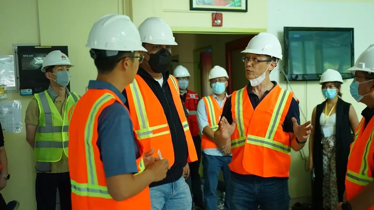 Presdir sekaligus CEO Indosat Ooredoo Hutchison (bermasker hitam) memantau jaringan Indosat Ooredoo Hutchison (Foto: Huawei Indonesia)