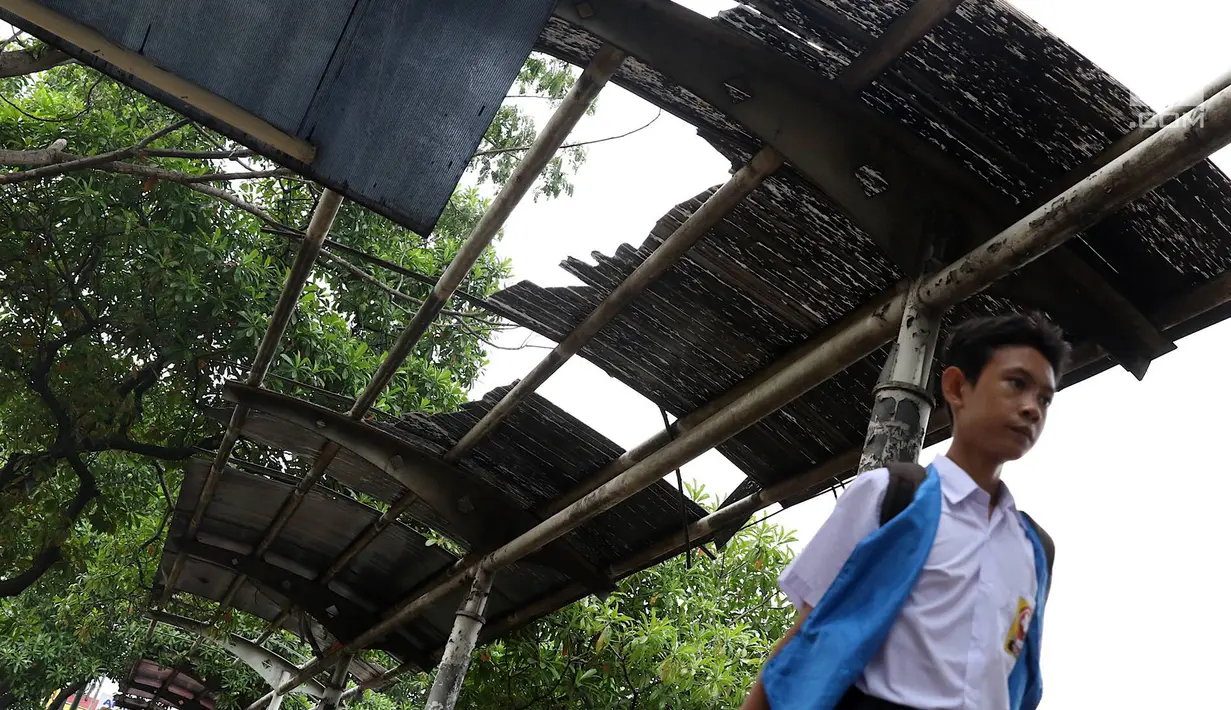 Tampak atap rusak khusus pejalan kaki di kawasan Kampung Rambutan, Jakarta, Selasa (19/2). Selain rusak kondisi tersebut juga tidak dilengkapi dengan lampu penerangan. (Liputan6.com/Immanuel Antonius)