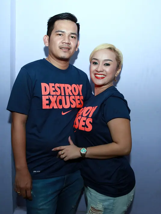 "Dia lagi cuti, dan gak bisa lama-lama. Nah, aku di 3 Srigala ada pekerjaan juga di Bengkulu, jadi mau gak mau harus LDR lagi," jelas Lia. “Nggak apa, karena kerjaan kan. Kita udah saling percaya juga.” lanjut wanita pirang ini. (Deki Prayoga/Bintang.com)