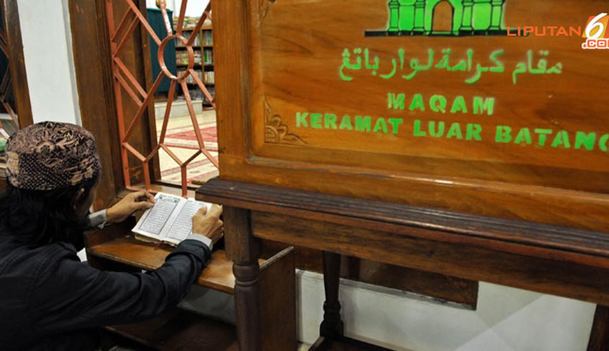 Masjid Luar Batang ini sering didatangi peziarah dari berbagai pelosok tanah air dan mancanegara. Mereka datang bukan hanya untuk menunaikan ibadah shalat namun juga melantuntan doa persis di depan makam Habib Husein.(Liputan6.com/Abdul Aziz Prastowo)