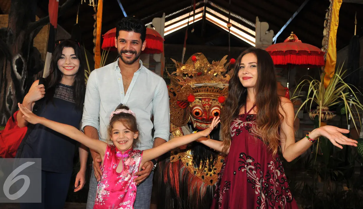 Para pemain serial Elif berfoto bersama usai  menonton pertunjukan Barong di Bali, Kamis (27/8/2015). Para pemain Elif sangat antusias saat melihat pertunjukan Barong tersebut. (Liputan6.com/Herman Zakharia)